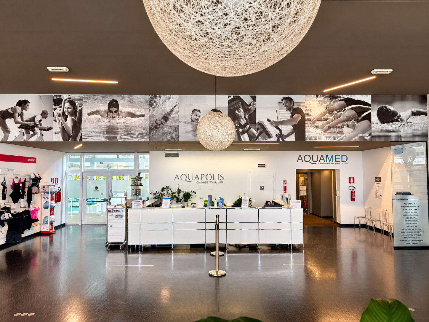 La reception di Aquapolis con i loghi AQUAPOLIS e AquaMed
