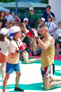 Il maestro Alessandro Rossi con un giovane atleta di muay thai