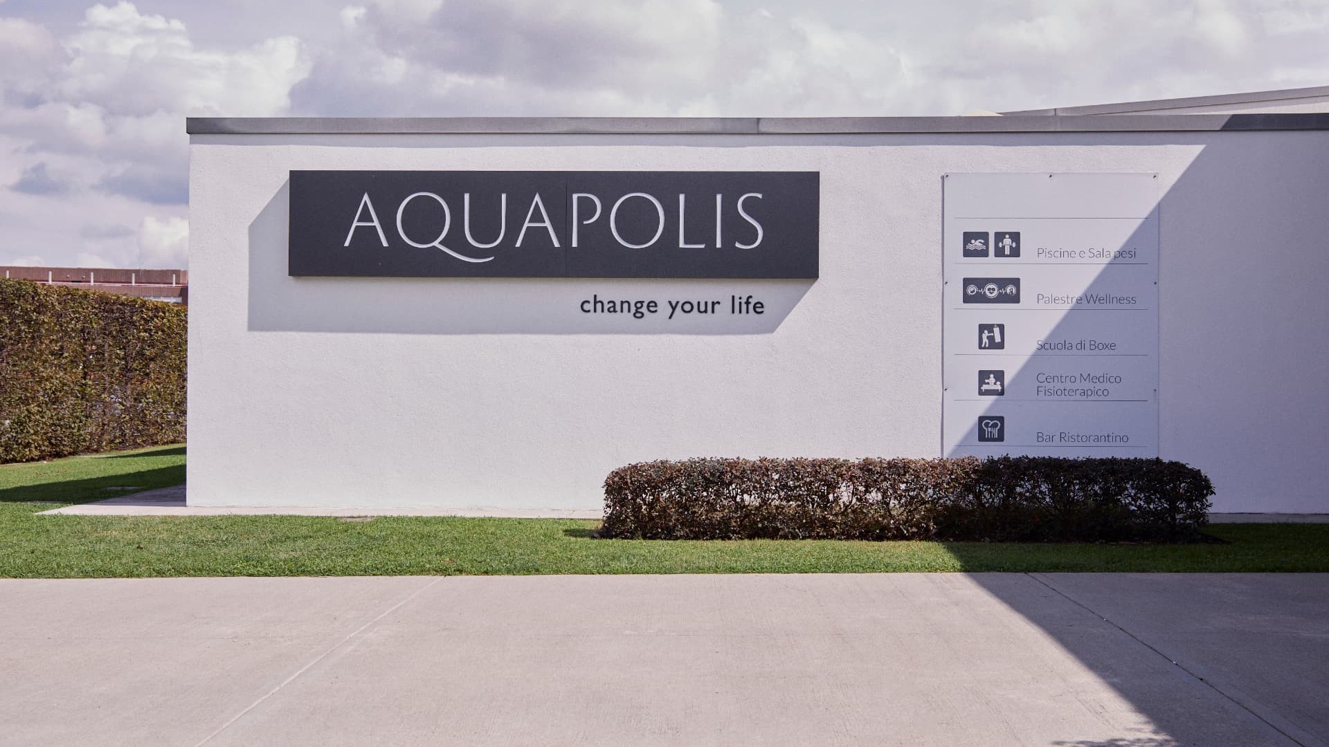 La facciata di Aquapolis con l'insegna