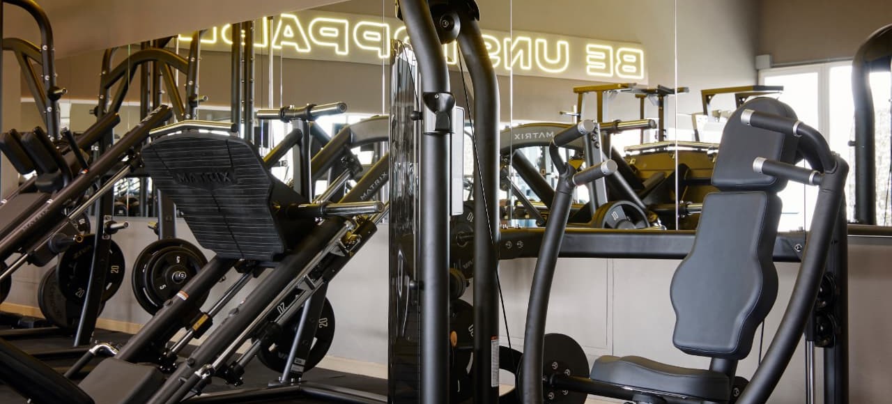 Sala pesi di Aquapolis con macchine per l'allenamento